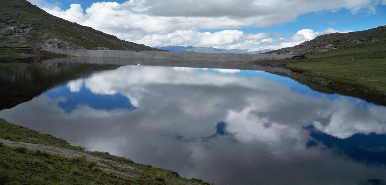 Eurofinsa construyendo futuro. Presa en Paruro.Perú